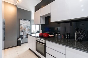 Een koelkast, een magnetron, een oven, een kookplaat