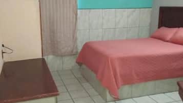 Single Room | Laptop workspace, free WiFi