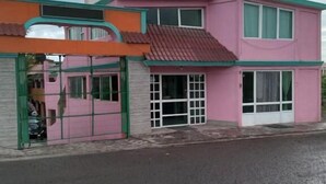 Un immeuble de deux étages sur lequel on peut lire l’inscription « HÔTEL ».