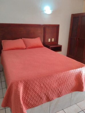 Habitación individual | Espacio para trabajar con laptop y wifi gratis