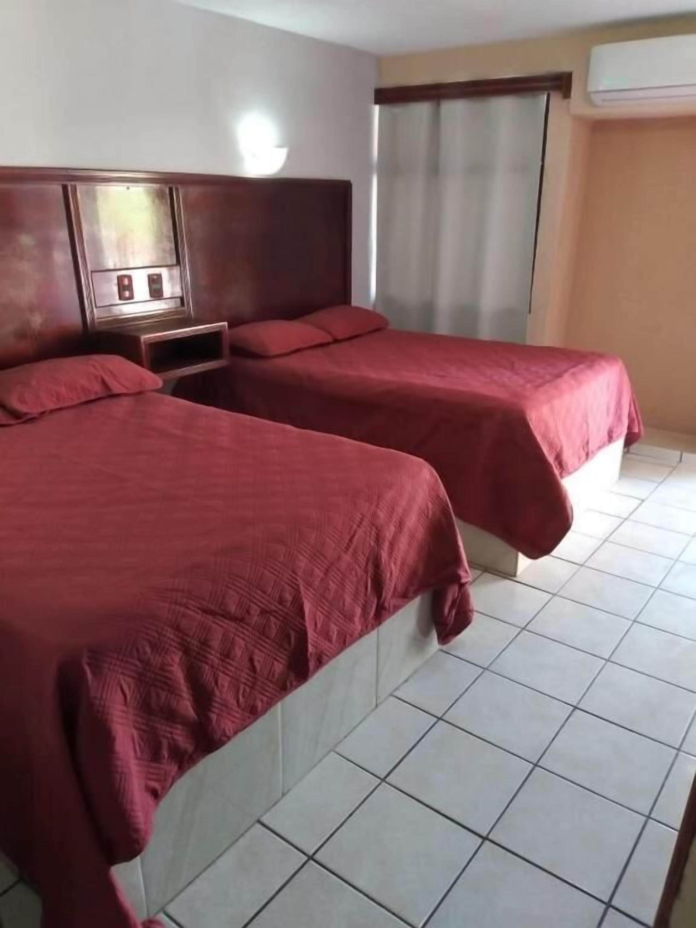 Habitación doble | Espacio para trabajar con un portátil y wifi gratis