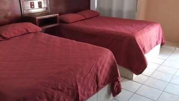 Habitación doble | Espacio para trabajar con laptop y wifi gratis