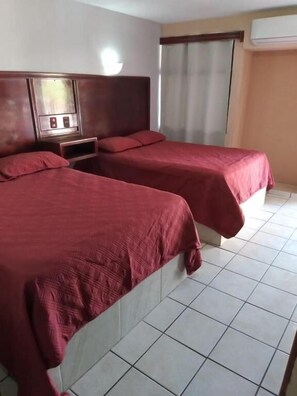 Habitación doble | Espacio para trabajar con laptop y wifi gratis