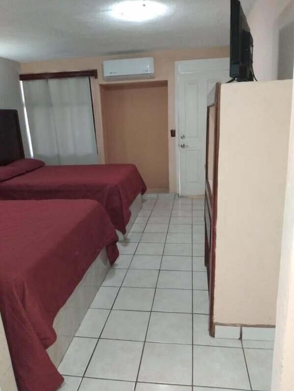 Espacio para trabajar con laptop y wifi gratis 