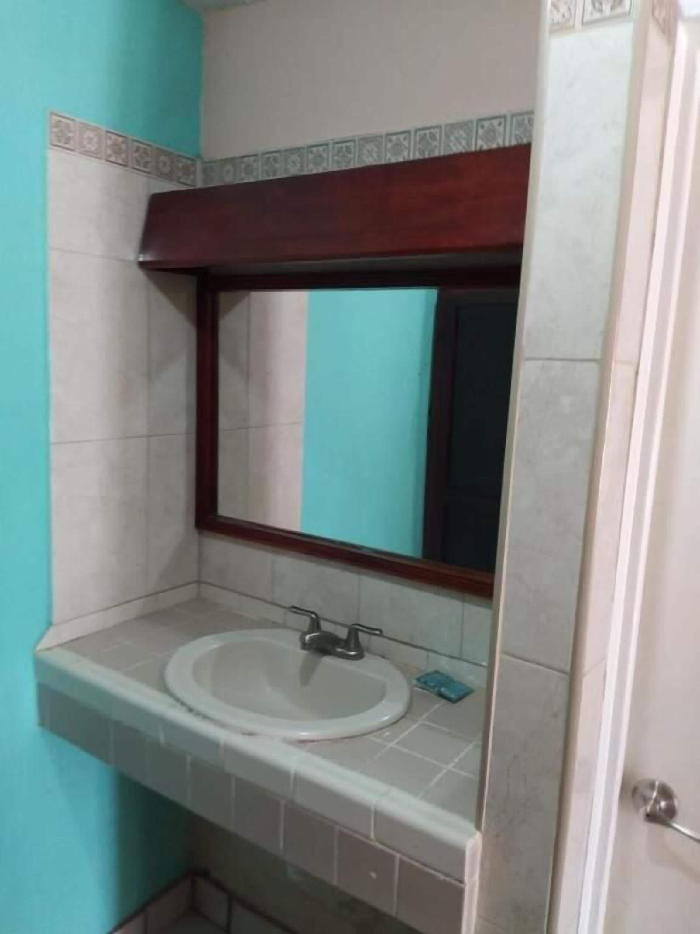 Bañera, toallas, jabón, shampoo