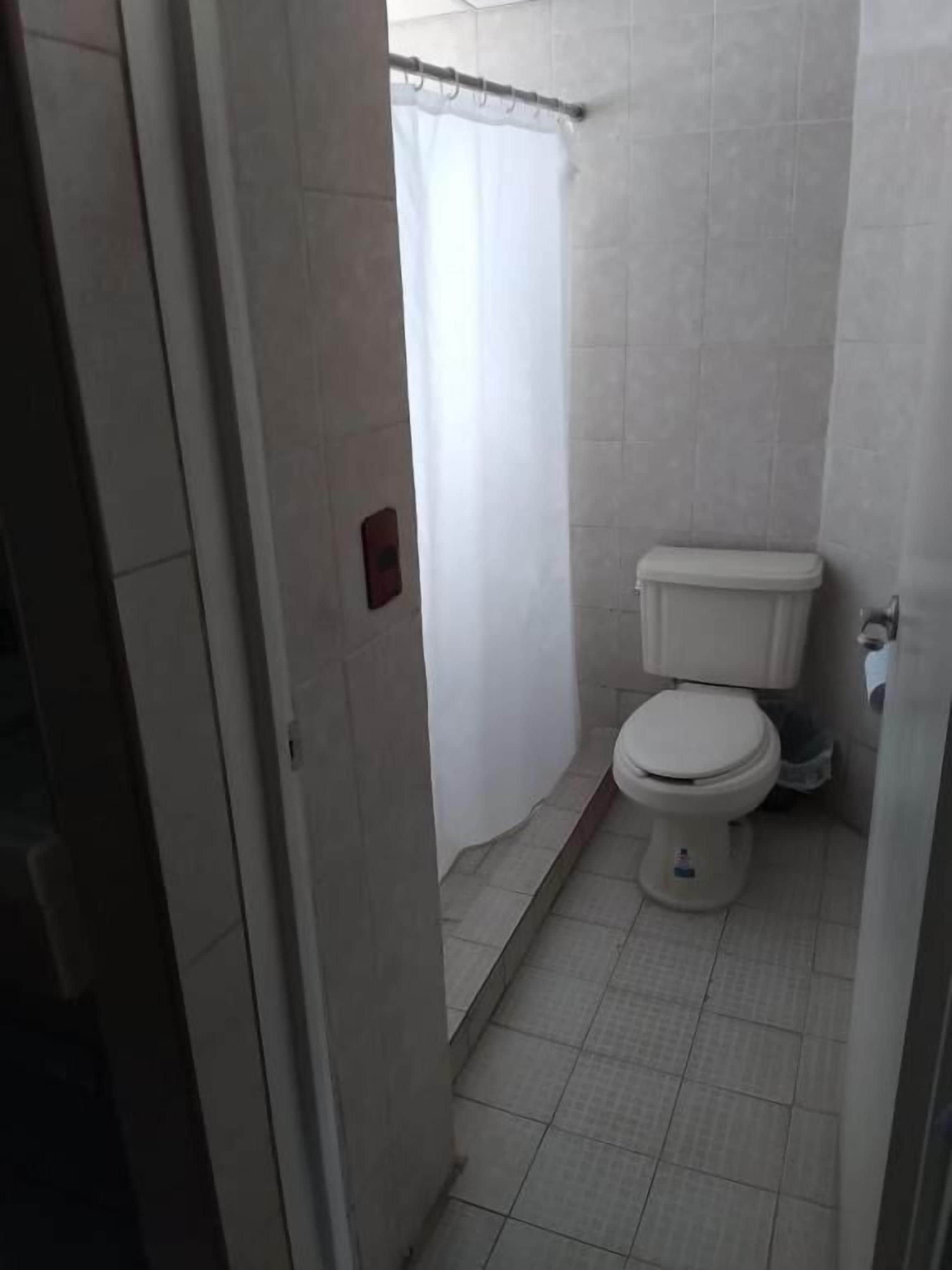 Vasca, asciugamani, sapone, shampoo