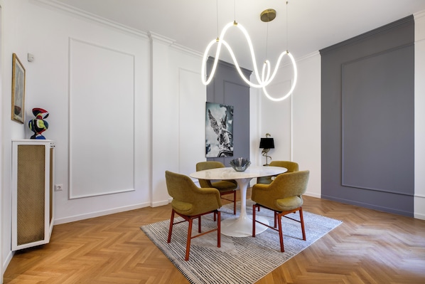 Apartment, 2 Bedrooms, Kitchen, City View | In-room dining