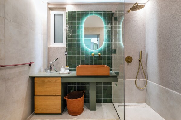 Apartment, 2 Bedrooms, Kitchen, City View | Bathroom | Shower, free toiletries, hair dryer, towels