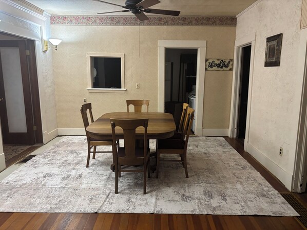 Dining - Charming 2-bedroom house in Burlington, country feel on the edge of town (Burlington)