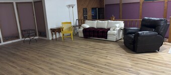 Charming 2-bedroom house in Burlington, country feel on the edge of town