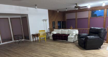 Charming 2-bedroom house in Burlington, country feel on the edge of town