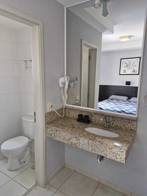 Regadera, secadora de cabello, toallas, jabón 