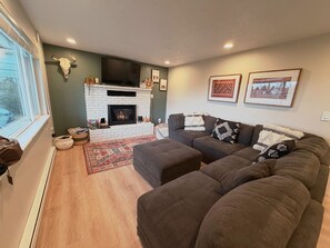 Smart TV - New Listing Special! Your National Parks Base Camp, Remodeled 3 Bed home. (Hatch)