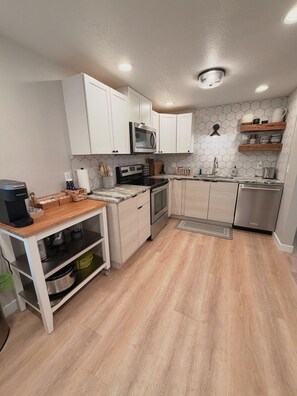 Private kitchen - New Listing Special! Your National Parks Base Camp, Remodeled 3 Bed home. (Hatch)