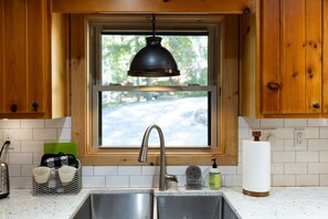 Fridge, microwave, oven, stovetop - Saddle Up! - Log Cabin- Powder Horn, Hike - Fish - Pets Ok, Fiber Wifi, Wood FP (Deep Gap)