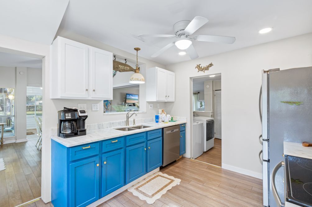 Kjøleskap, mikrobølgeovn, ovn og kokeplater