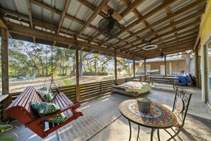 Outdoor dining - Bell's Bungalow with Patio (Gulf Shores)