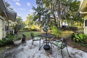 Outdoor dining - Bell's Bungalow with Patio (Gulf Shores)