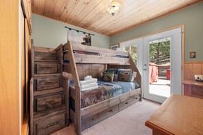 3 habitaciones, tabla de planchar con plancha y ropa de cama 