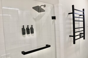 Haartrockner, Handtücher, Seife, Shampoo