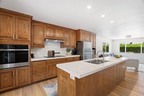 Mikrobølgeovn, ovn, kokeplater og oppvaskmaskin