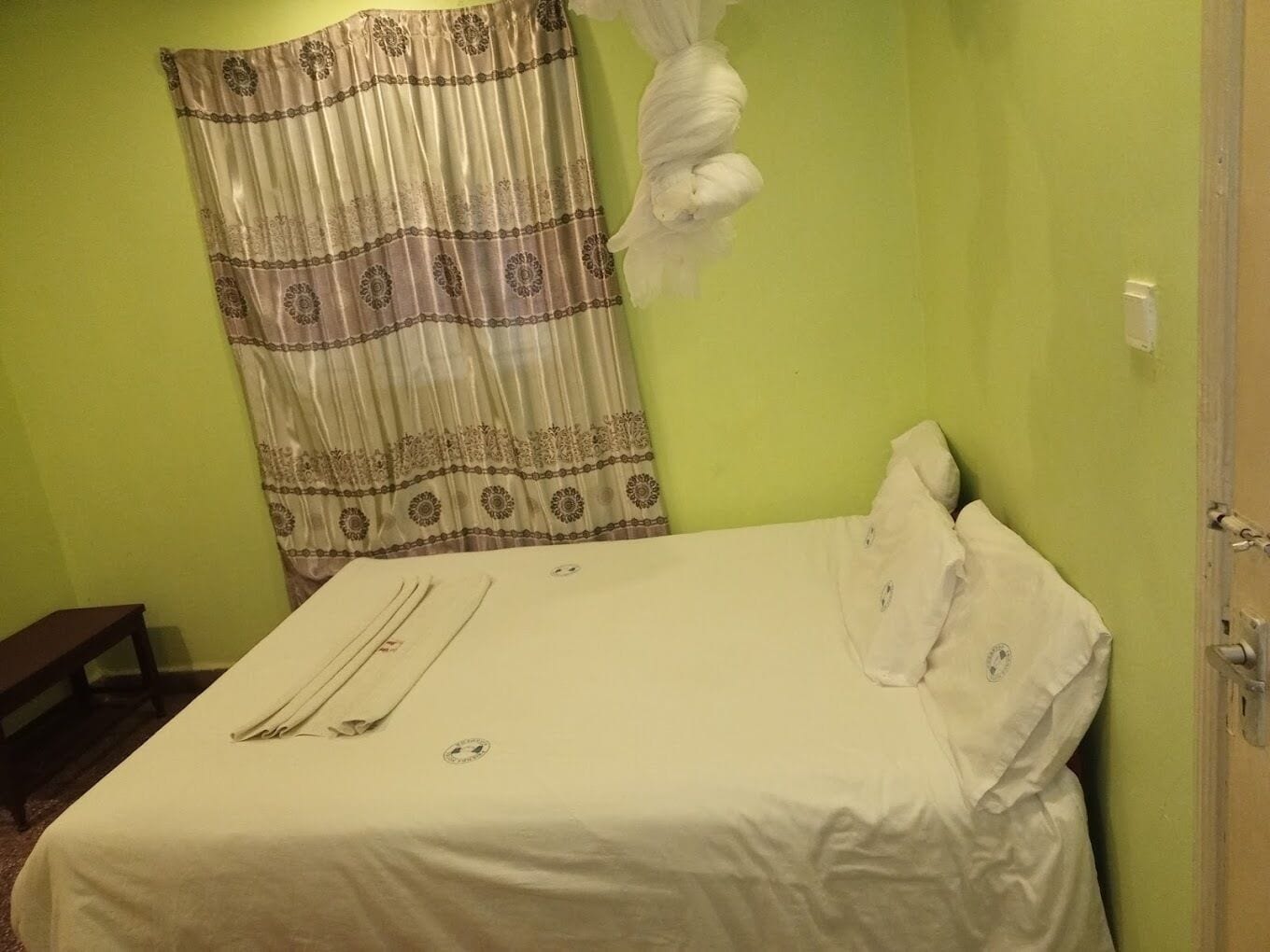 Wifi gratis y ropa de cama 