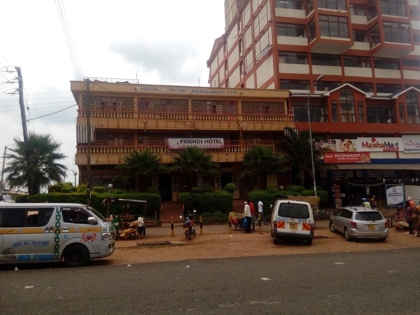 Un edificio con un cartel que indica 'Friends Hotel' y 'Kawamega Ltd.'