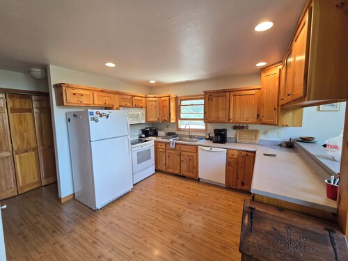 Beautiful Private Mountainview Spacious 4-bedroom house in charming Murphy