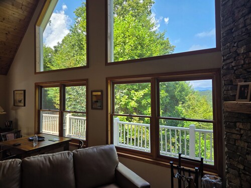 Beautiful Private Mountainview Spacious 4-bedroom house in charming Murphy