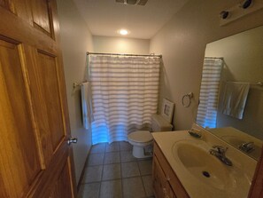 Douche, séchoir à cheveux, serviettes fournies, savon