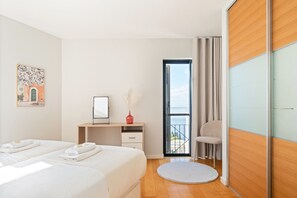 2 habitaciones, tabla de planchar con plancha y cuna de viaje 