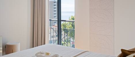 2 habitaciones, tabla de planchar con plancha y cuna de viaje