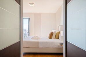 2 habitaciones, tabla de planchar con plancha y cuna de viaje 