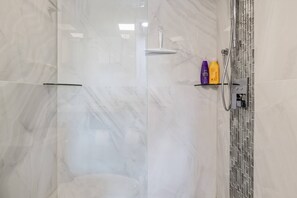 Een douche, een haardroger, shampoo