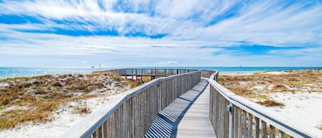 En la playa, camastros y toallas de playa
