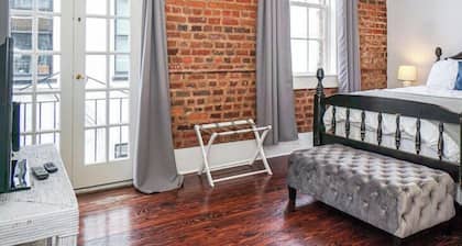 Bee on Broughton - Historic Downtown