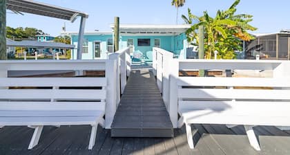 Hernando Beach Waterfront Escape 3/BR, 2BA Boat and Jet Ski Dock!