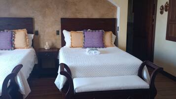 Caja de seguridad en la habitación y espacio para trabajar con laptop