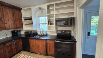 Microondas, horno, placa de cocina y lavavajillas