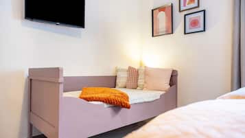 2 bedrooms, desk, iron/ironing board, WiFi