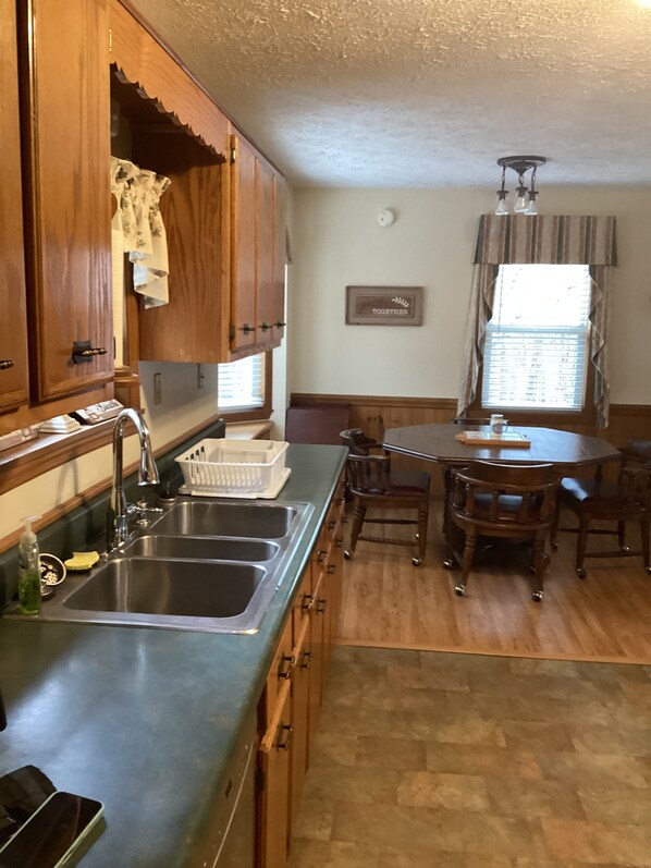 Fridge, microwave, oven, stovetop - Secluded House on Cumberland Plateau with breathtaking views nestled on 60 Acres (Altamont)