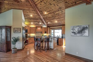 Private kitchen - Private 11-Acre Getaway in Redding w/Pool, Hot Tub & Panoramic Shasta Views (Redding)