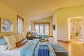 4 bedrooms, free WiFi, bed sheets - Private 11-Acre Getaway in Redding w/Pool, Hot Tub & Panoramic Shasta Views (Redding)