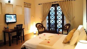 Standard Twin Room | In-room safe, iron/ironing board