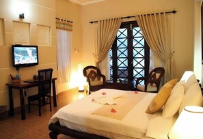 Habitación estándar con 2 camas individuales | Caja de seguridad en la habitación y tabla de planchar con plancha