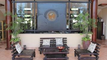 Caja de seguridad en la habitación y tabla de planchar con plancha