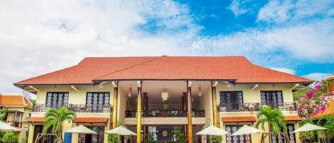 Outdoor pool, pool umbrellas, sun loungers