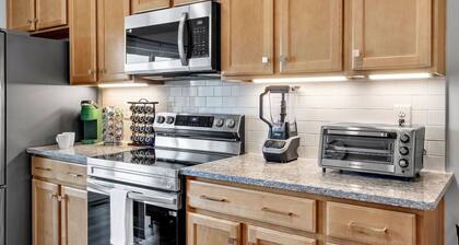 Beautiful 3BR Luxury Midterm in Walkable Neighborhood Near Richmond