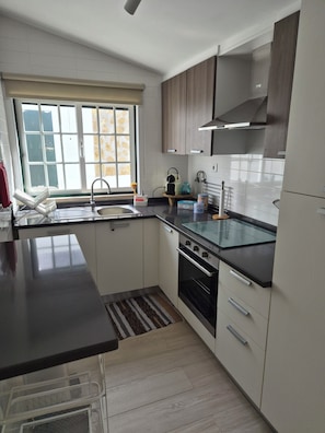 Réfrigérateur, four, plaque de cuisson, lave-vaisselle