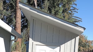 A small, single-story building with a white exterior and a door with a window. - Lovely studio in Sacramento near downtown. (Sacramento)